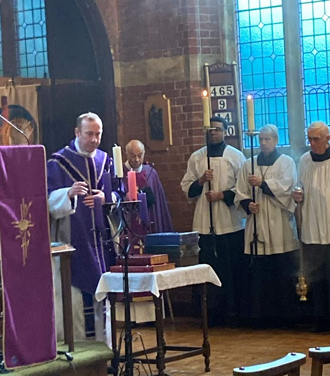 Fr Simon blesses the new lectionaries on the First Sunday of Advent.